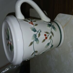 A glass with a lid for drinking drinks.